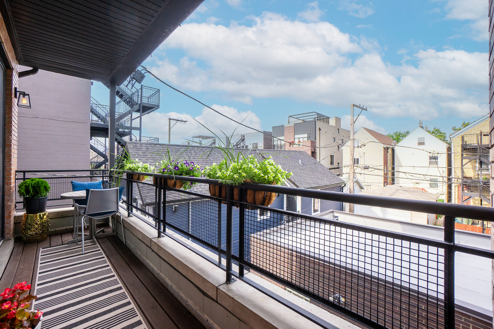 1641 W PEARSON Street Unit: 2W