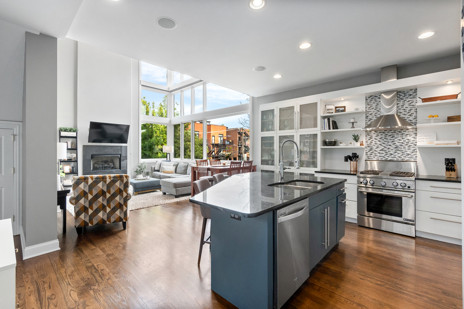 1641 W PEARSON Street Unit: 2W