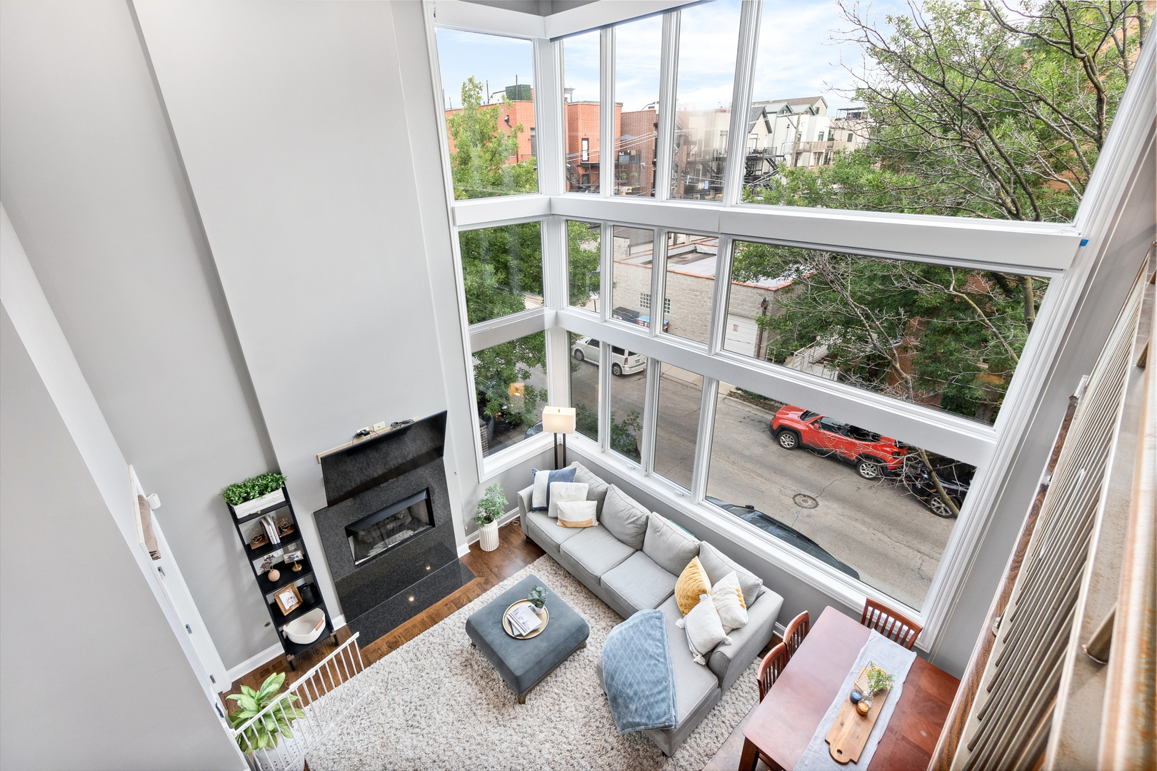1641 W PEARSON Street Unit: 2W
