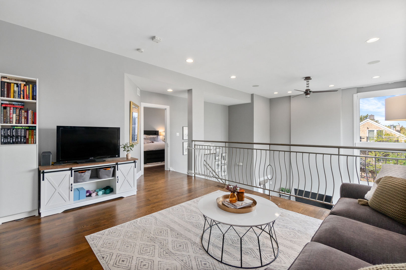 1641 W PEARSON Street Unit: 2W
