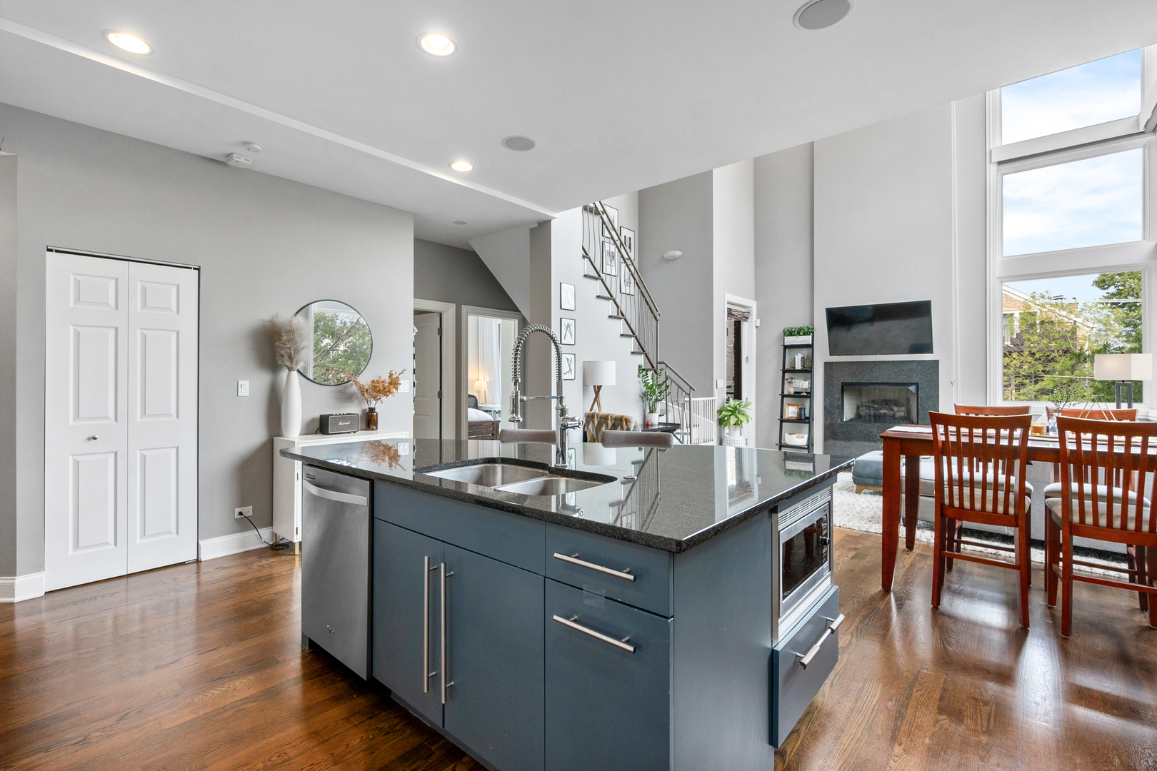1641 W PEARSON Street Unit: 2W