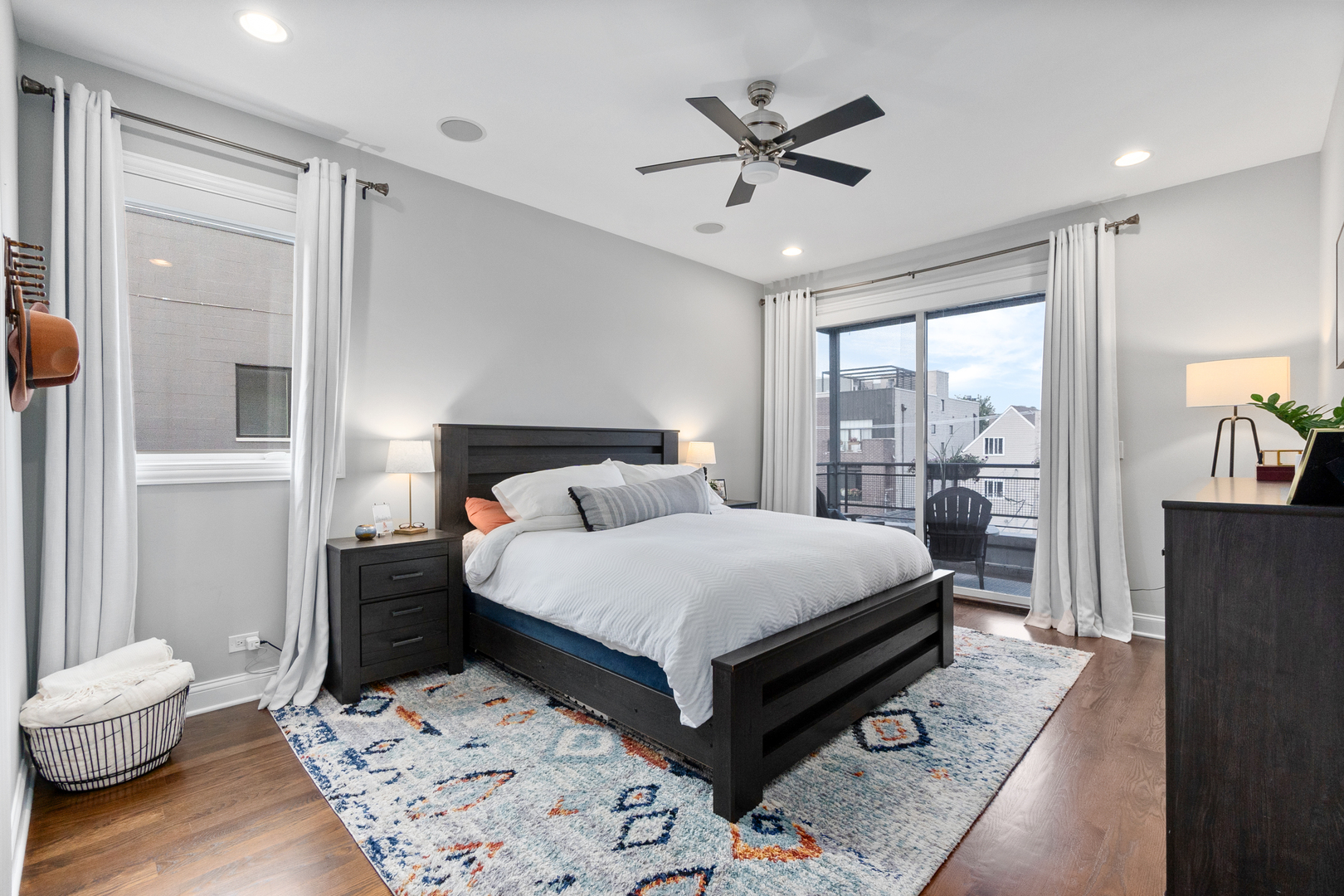 1641 W PEARSON Street Unit: 2W