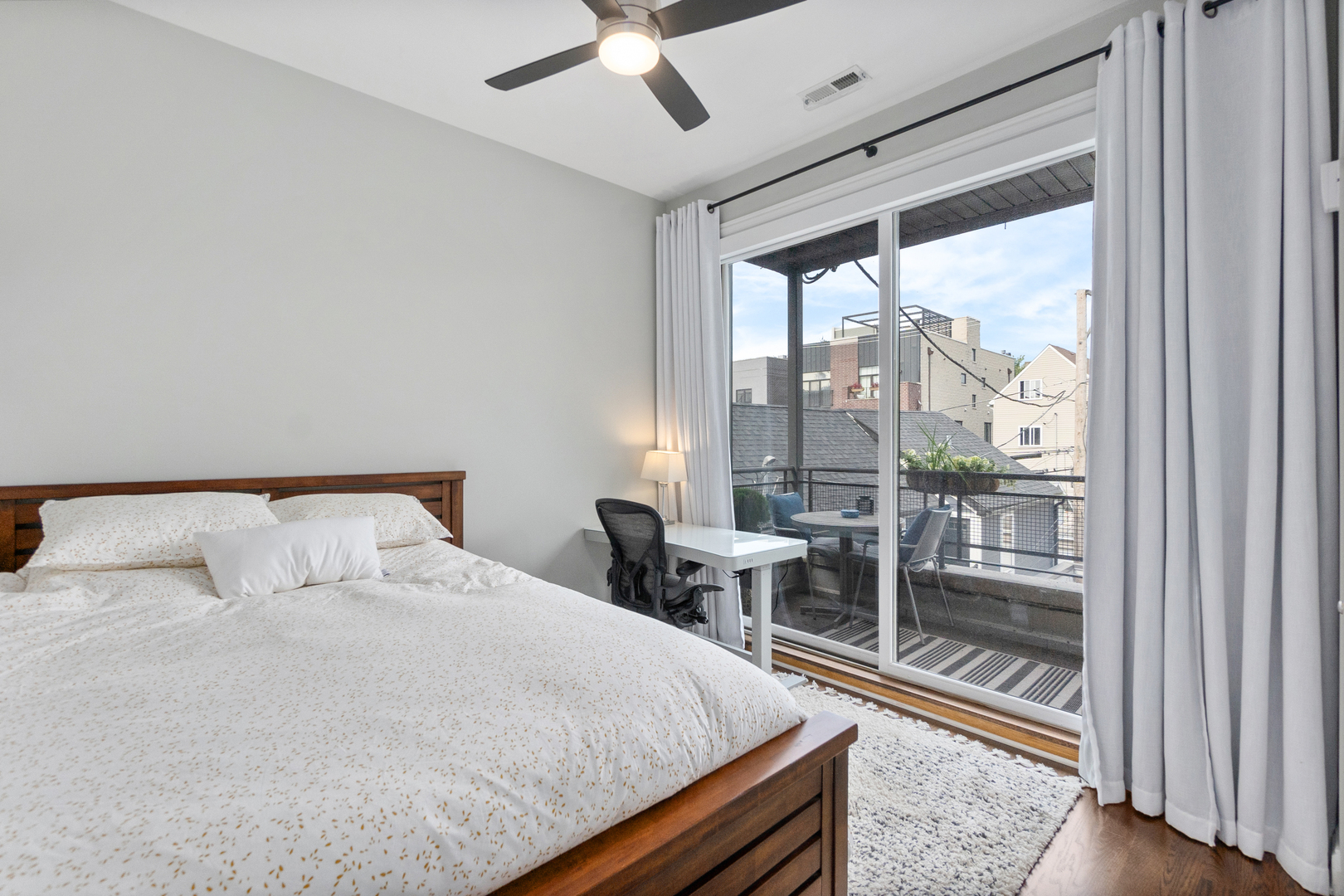 1641 W PEARSON Street Unit: 2W