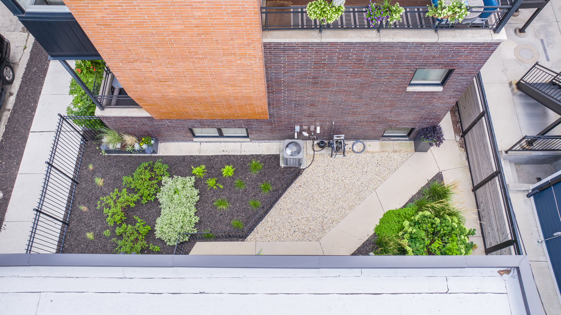 1641 W PEARSON Street Unit: 2W
