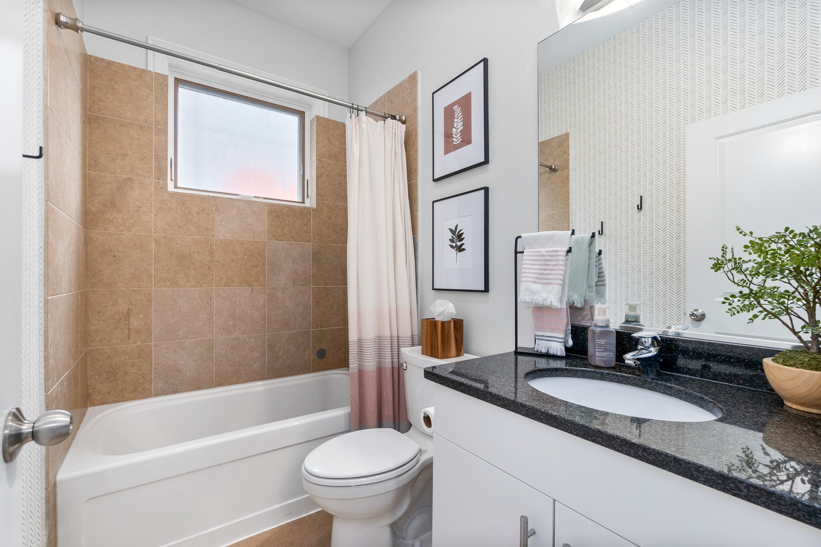 1641 W PEARSON Street Unit: 2W