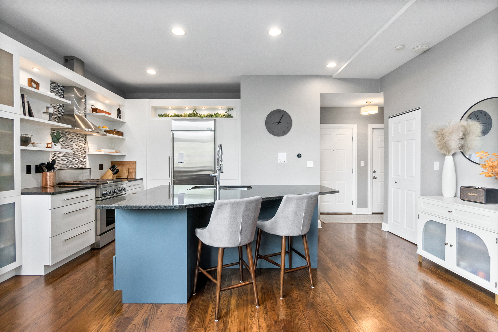 1641 W PEARSON Street Unit: 2W