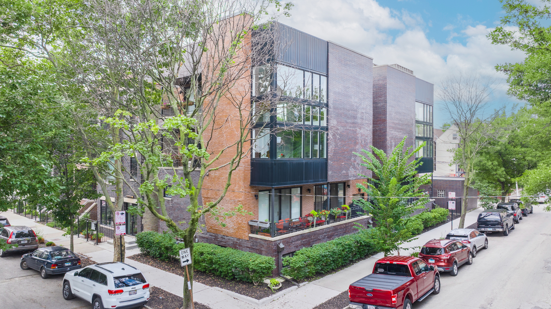 1641 W PEARSON Street Unit: 2W