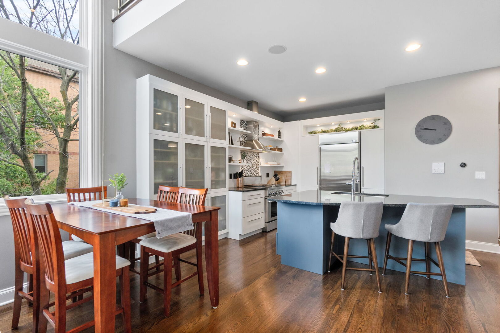 1641 W PEARSON Street Unit: 2W