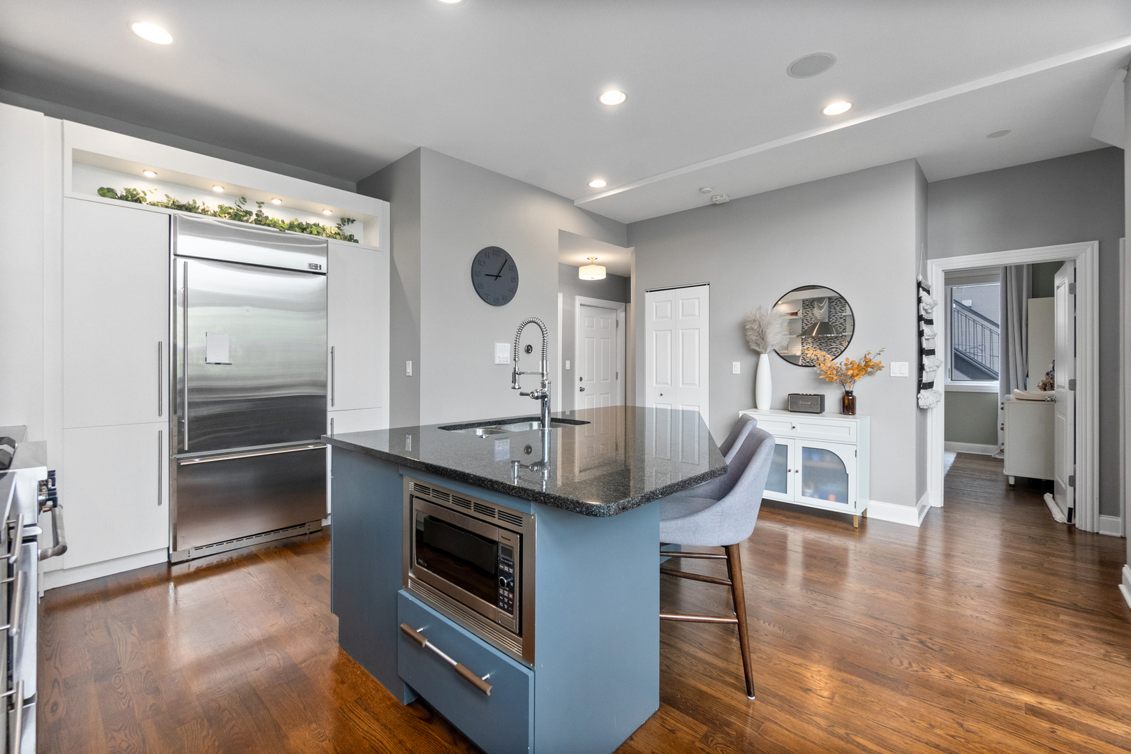 1641 W PEARSON Street Unit: 2W