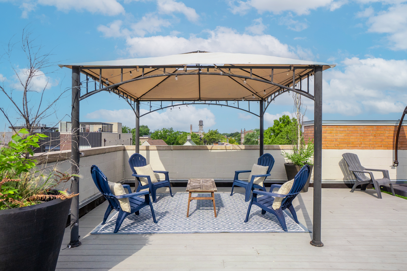 1641 W PEARSON Street Unit: 2W