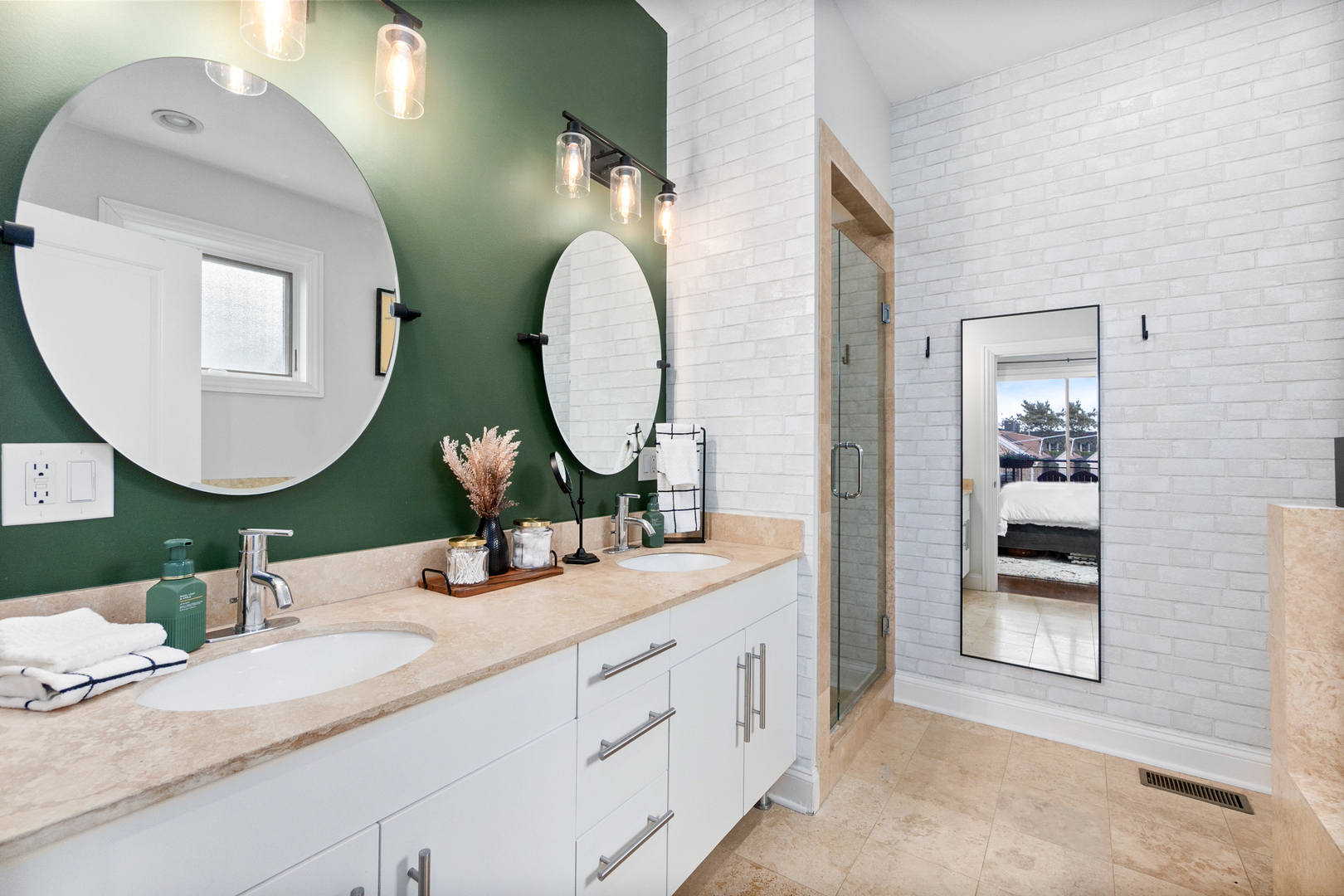 1641 W PEARSON Street Unit: 2W