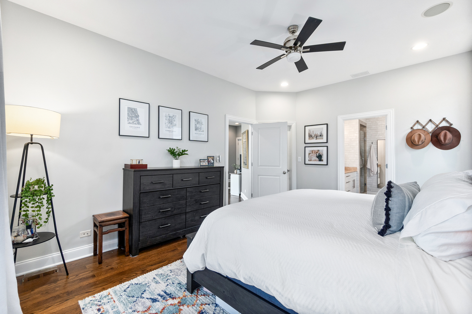 1641 W PEARSON Street Unit: 2W