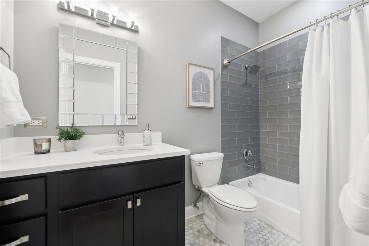 1365 N Mohawk Street Unit: 2N