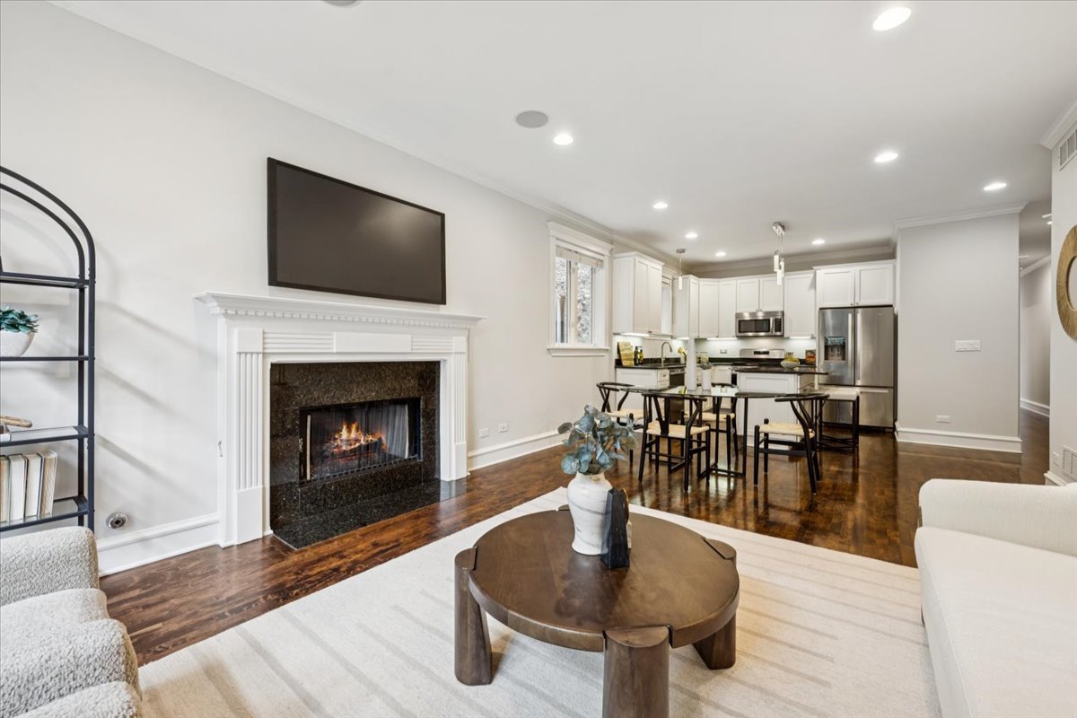 1365 N Mohawk Street Unit: 2N
