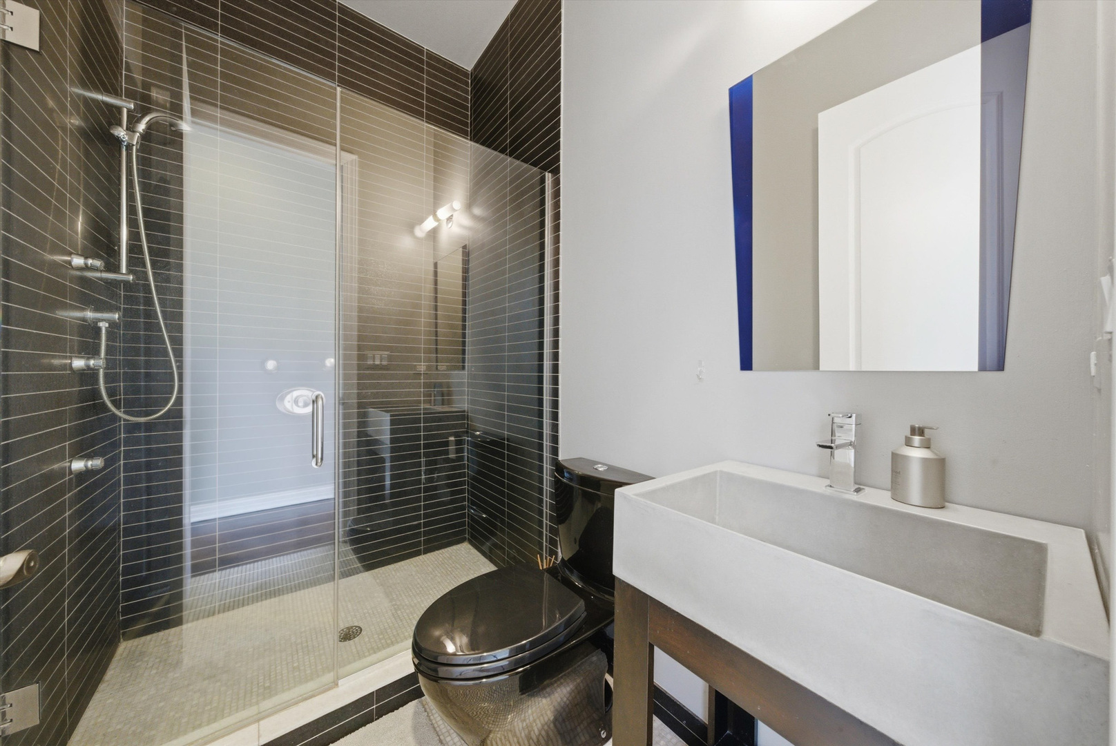 2062 N Leavitt Street Unit: 2