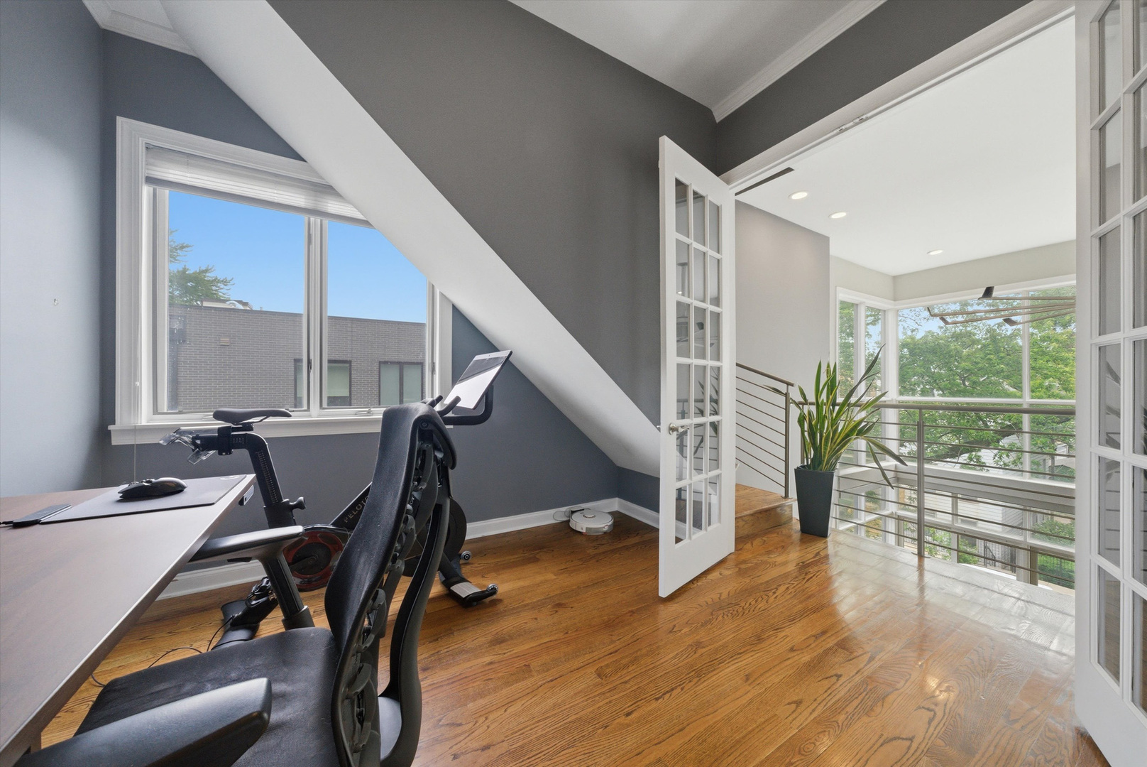 2062 N Leavitt Street Unit: 2