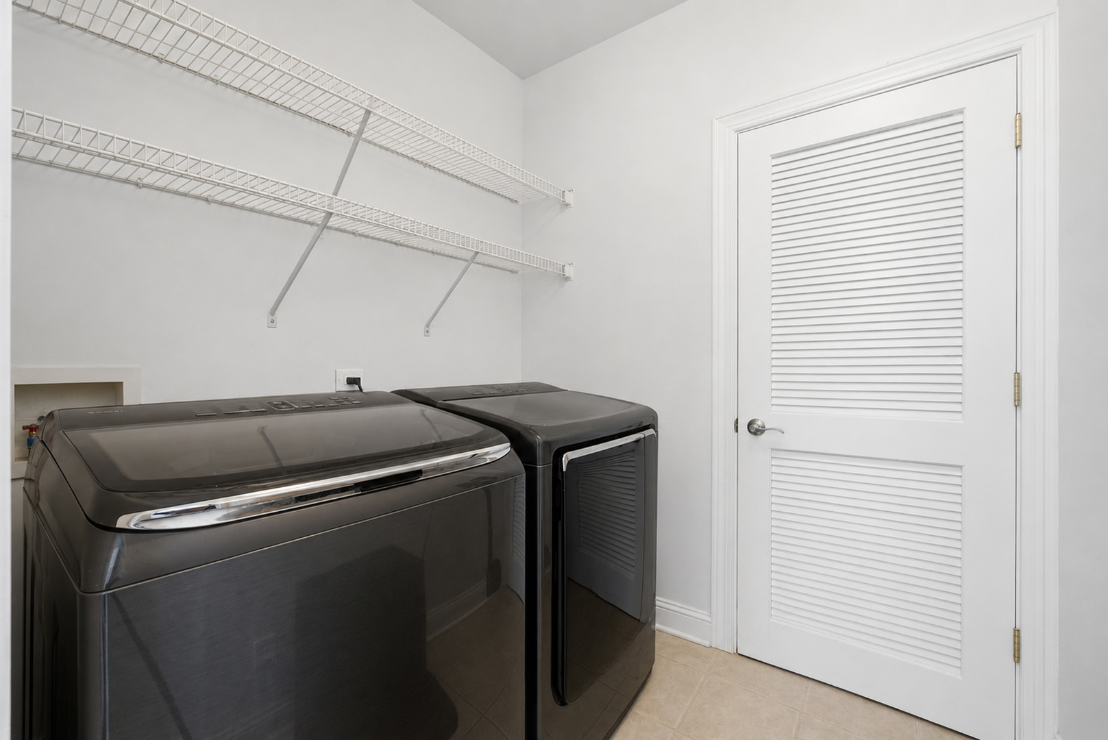 2062 N Leavitt Street Unit: 2