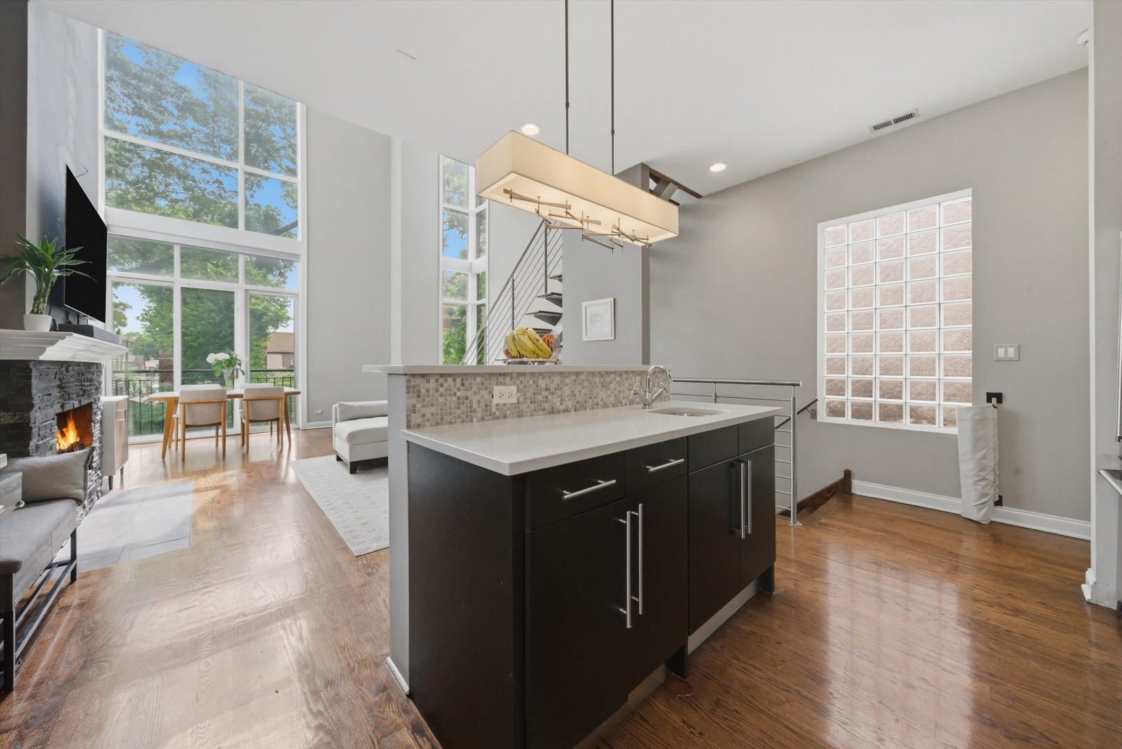 2062 N Leavitt Street Unit: 2