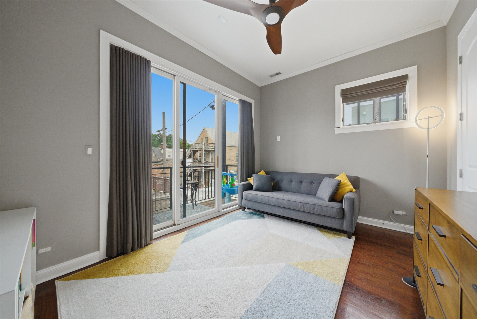 2062 N Leavitt Street Unit: 2
