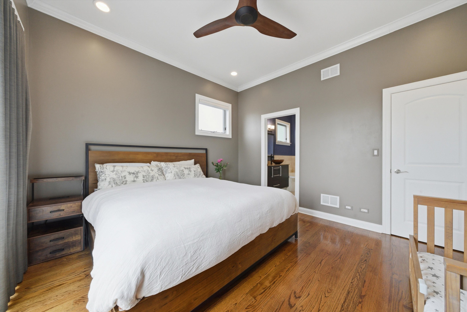 2062 N Leavitt Street Unit: 2