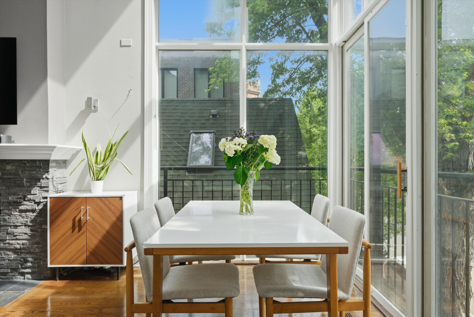 2062 N Leavitt Street Unit: 2