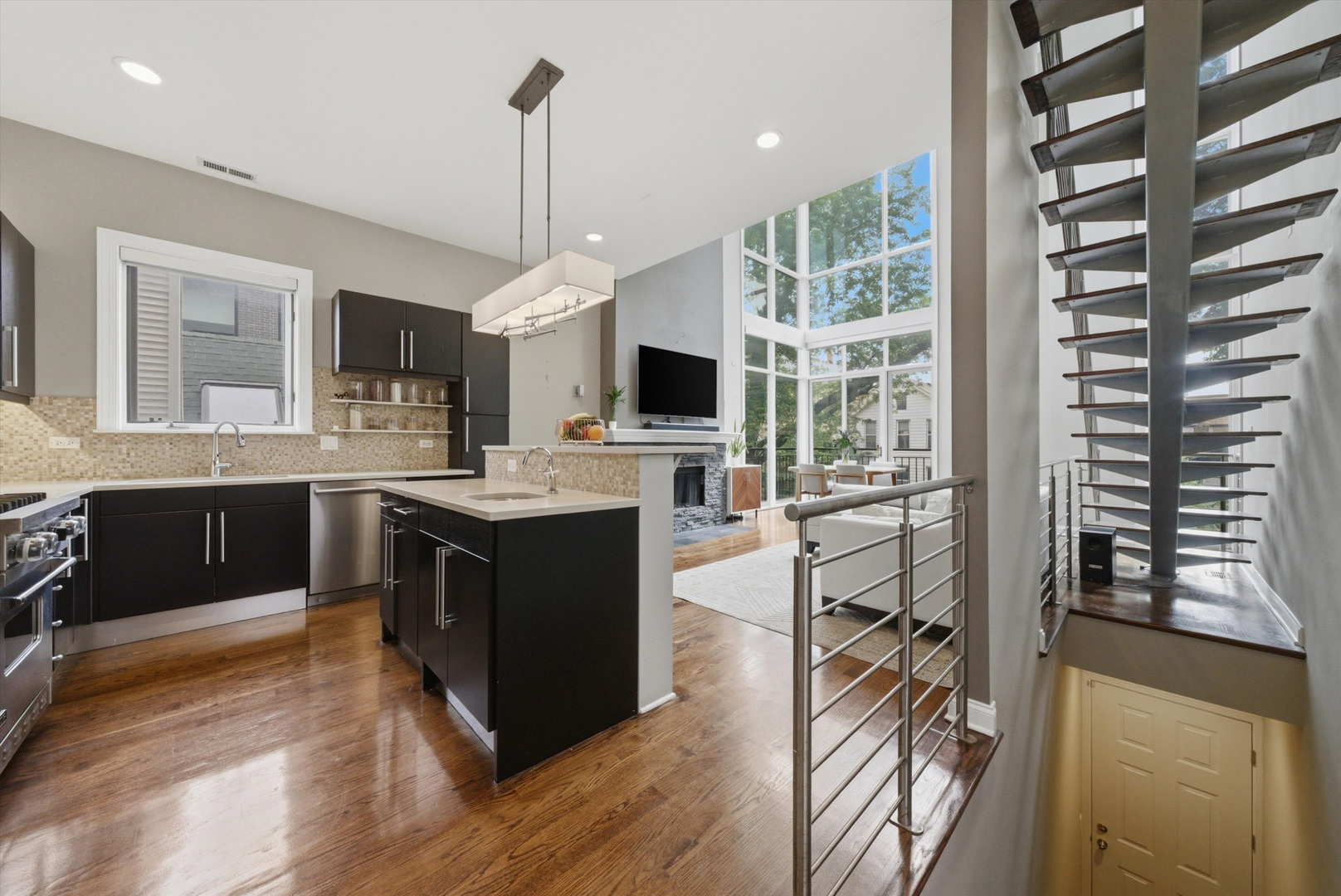2062 N Leavitt Street Unit: 2