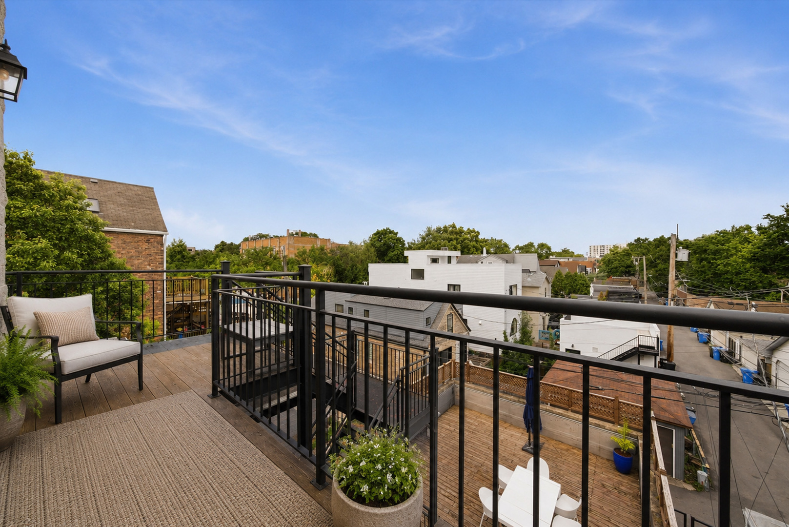 2062 N Leavitt Street Unit: 2