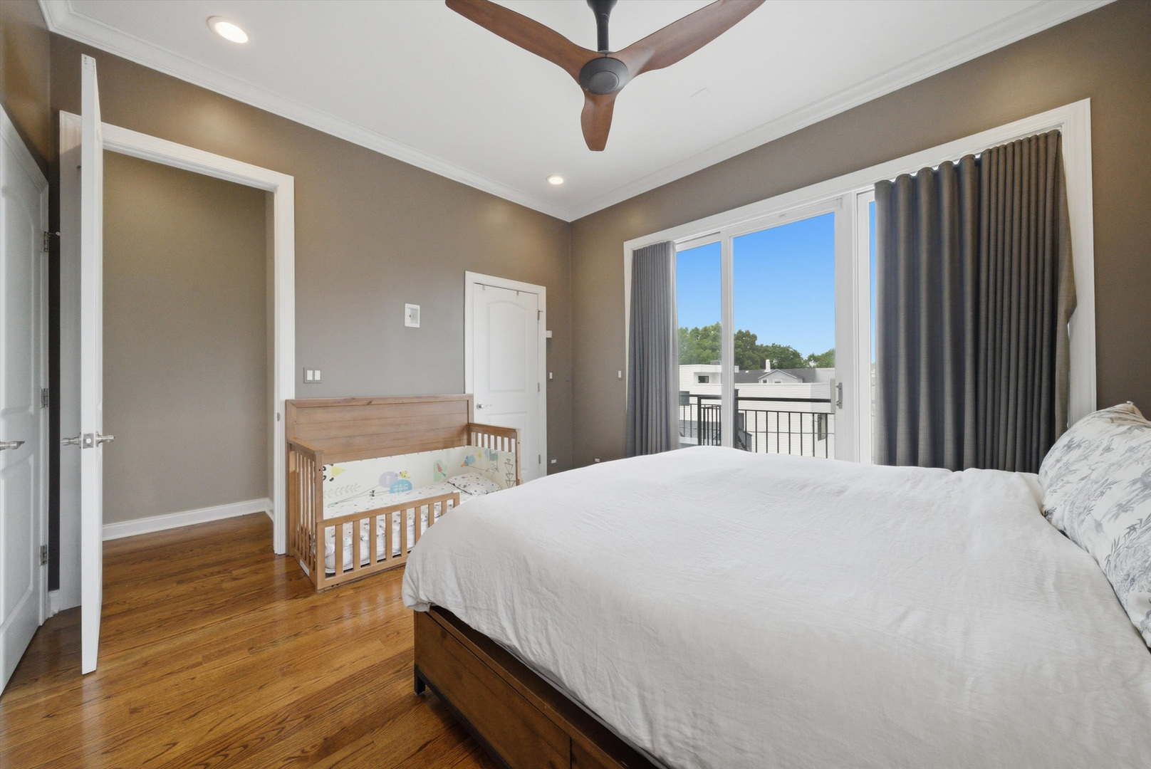 2062 N Leavitt Street Unit: 2