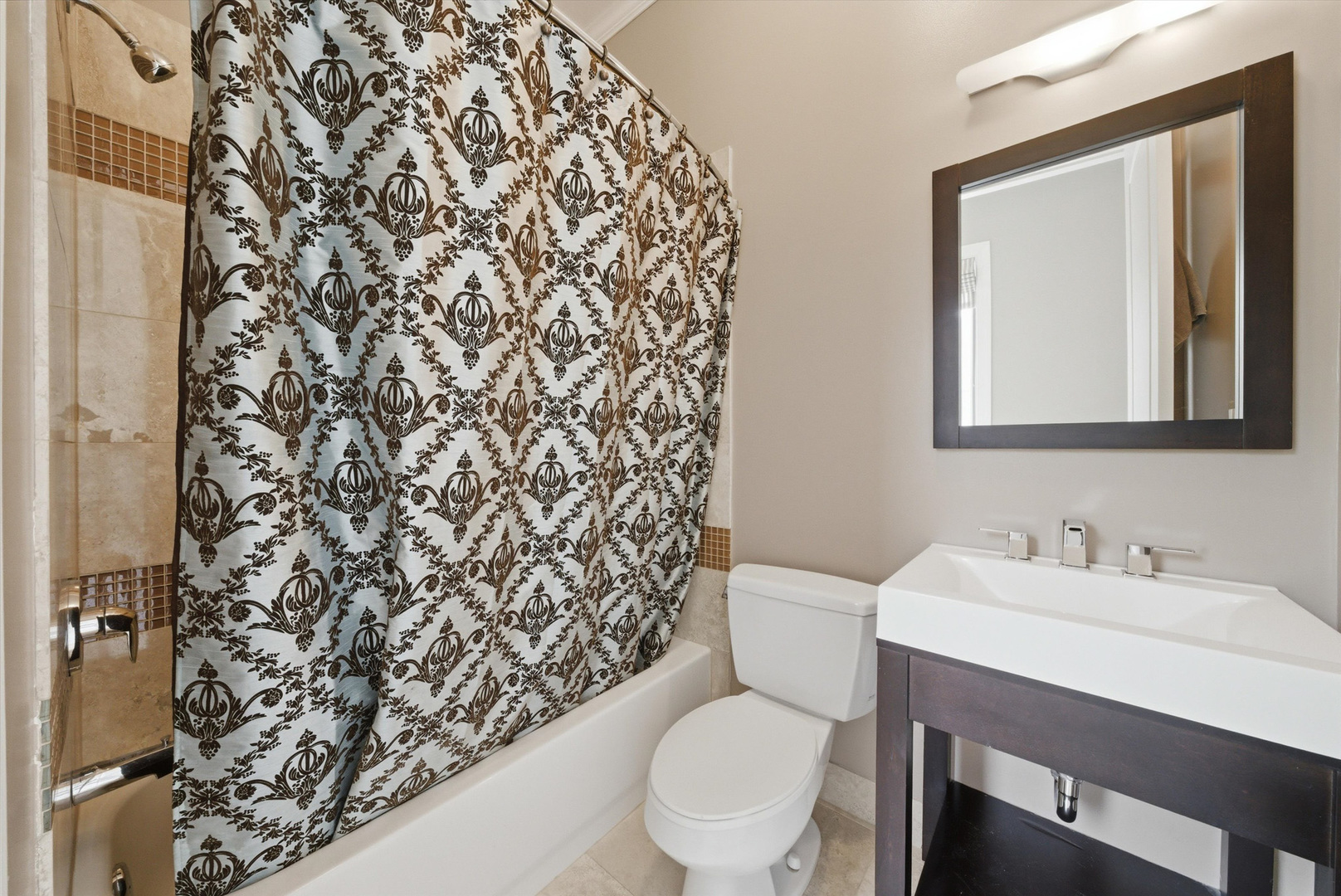 2062 N Leavitt Street Unit: 2