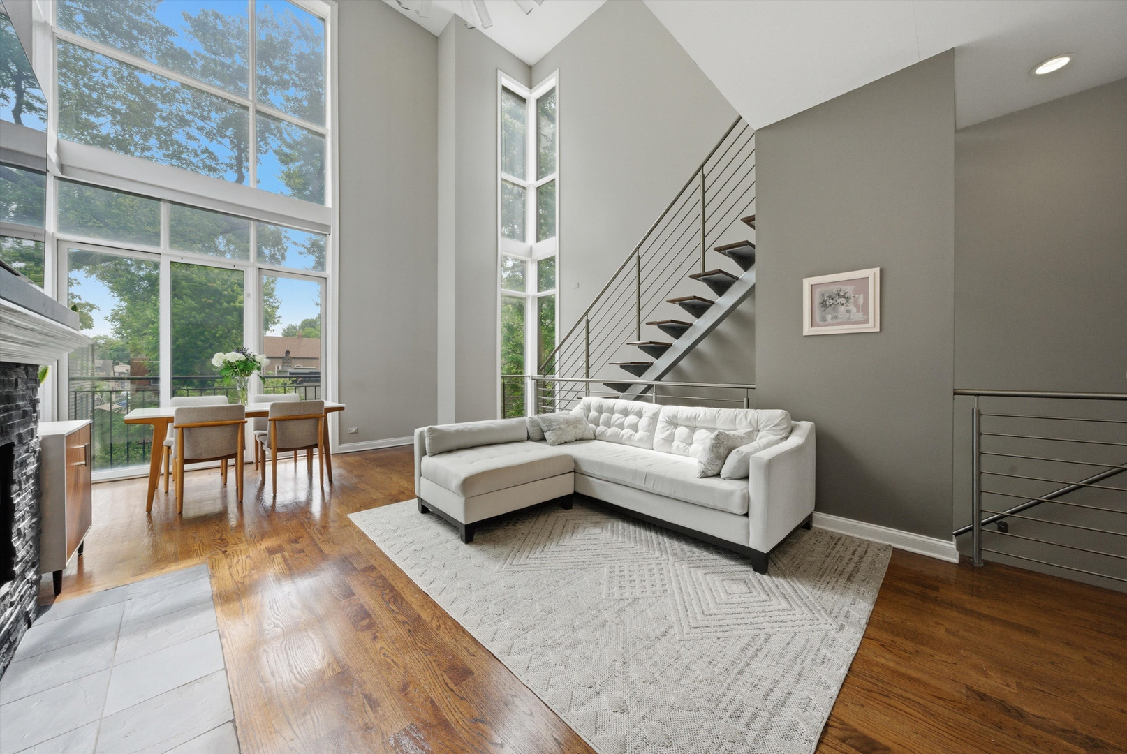 2062 N Leavitt Street Unit: 2