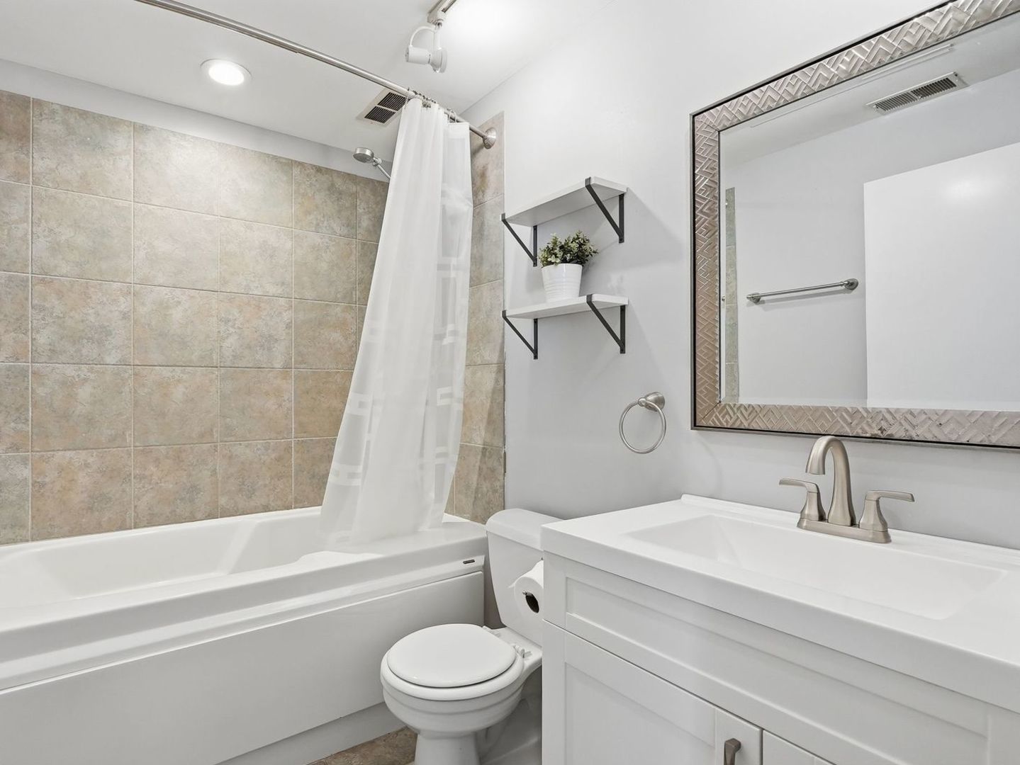 212 W Washington Street Unit: 1707