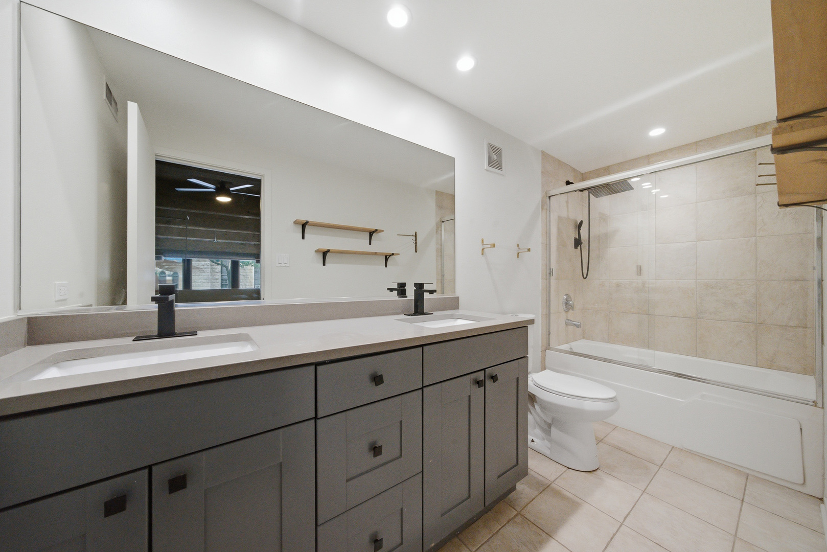 2000 S Michigan Avenue Unit: 103