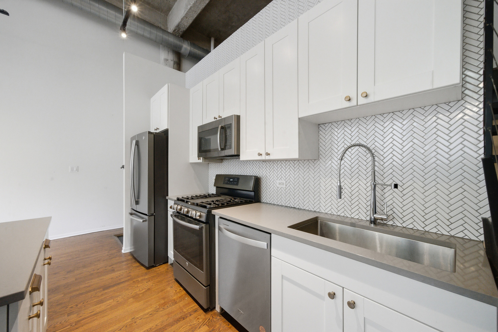 2000 S Michigan Avenue Unit: 103