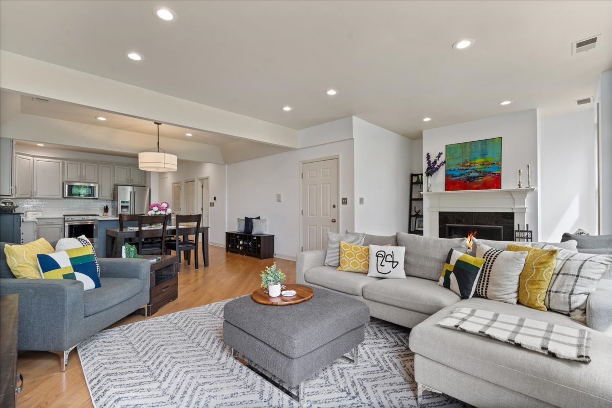 3248 N Sheffield Avenue Unit: 3