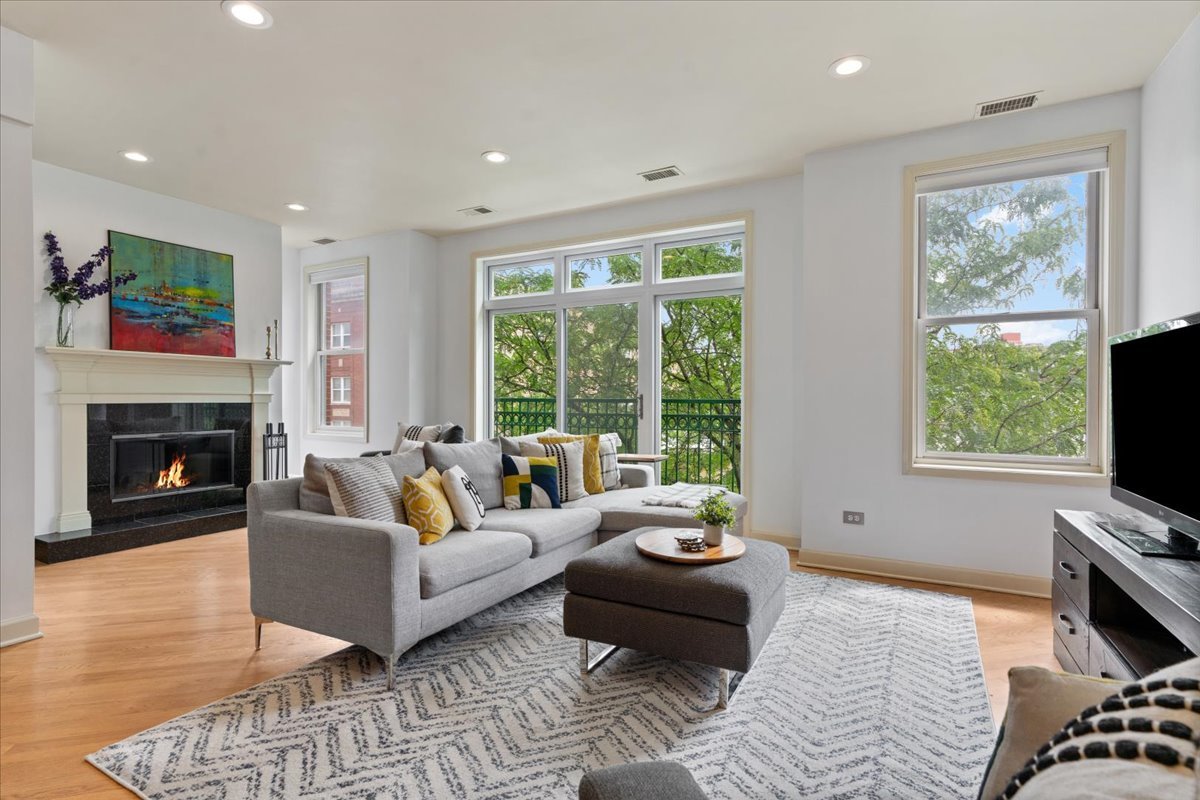 3248 N Sheffield Avenue Unit: 3