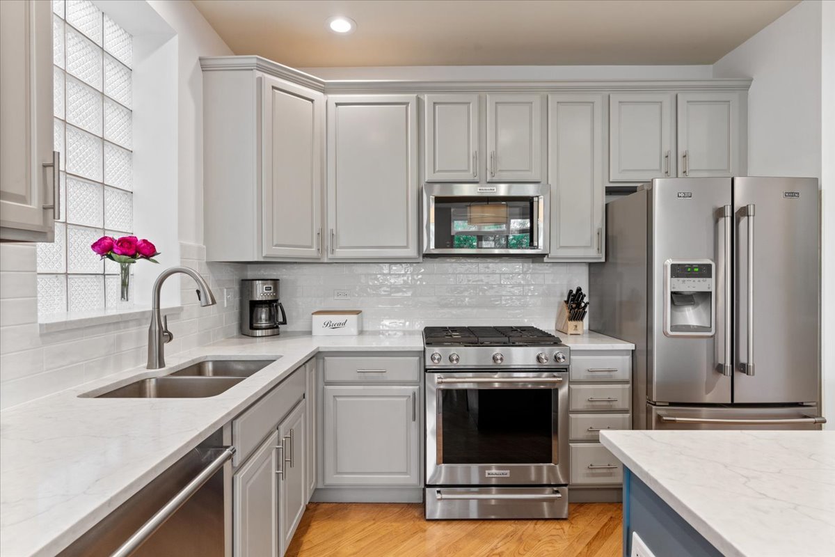 3248 N Sheffield Avenue Unit: 3