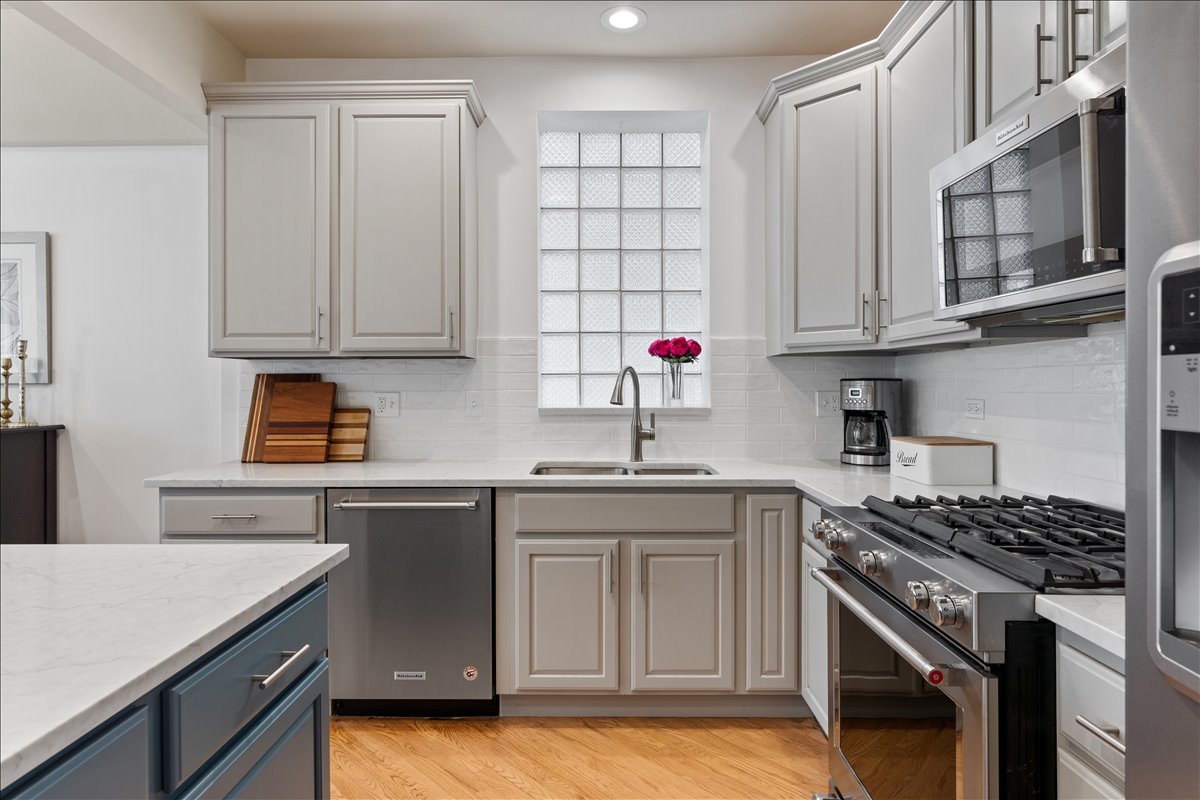 3248 N Sheffield Avenue Unit: 3