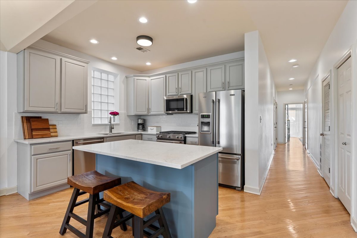 3248 N Sheffield Avenue Unit: 3