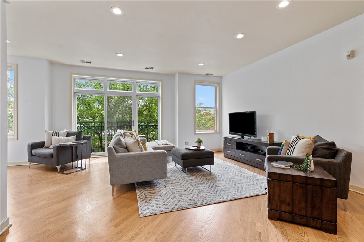 3248 N Sheffield Avenue Unit: 3
