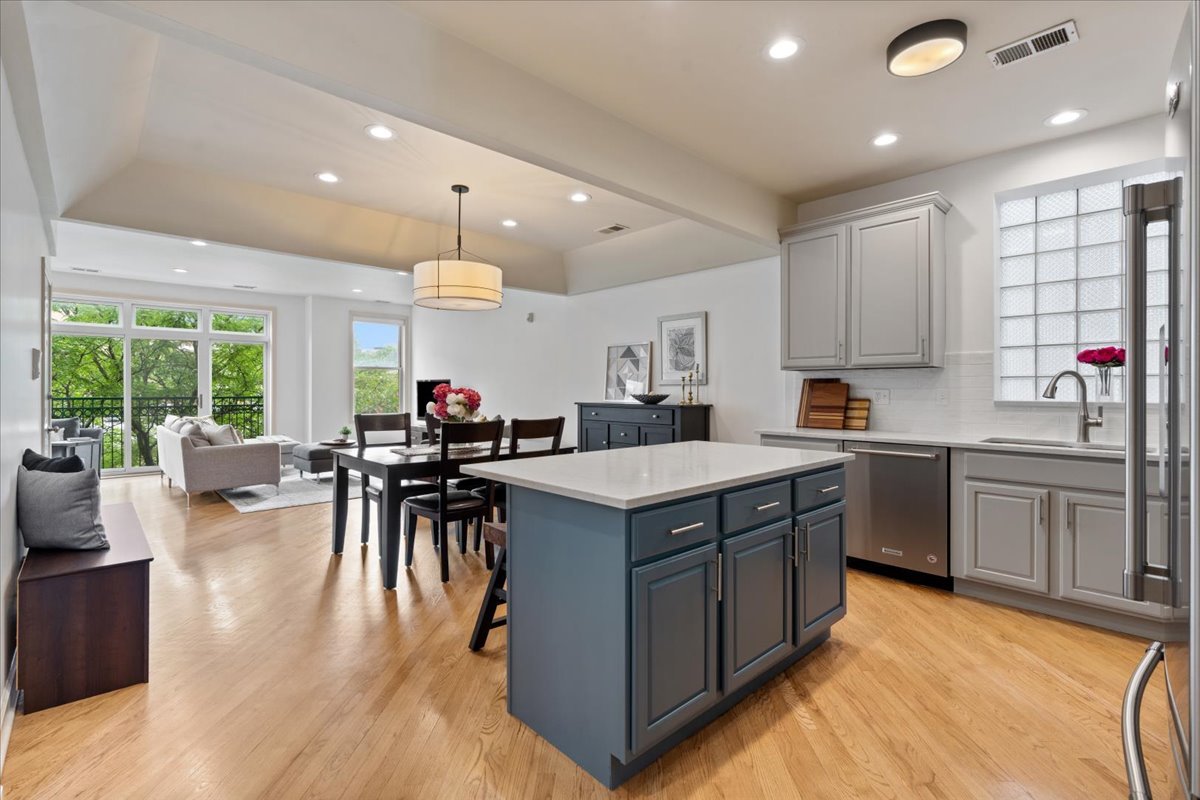 3248 N Sheffield Avenue Unit: 3
