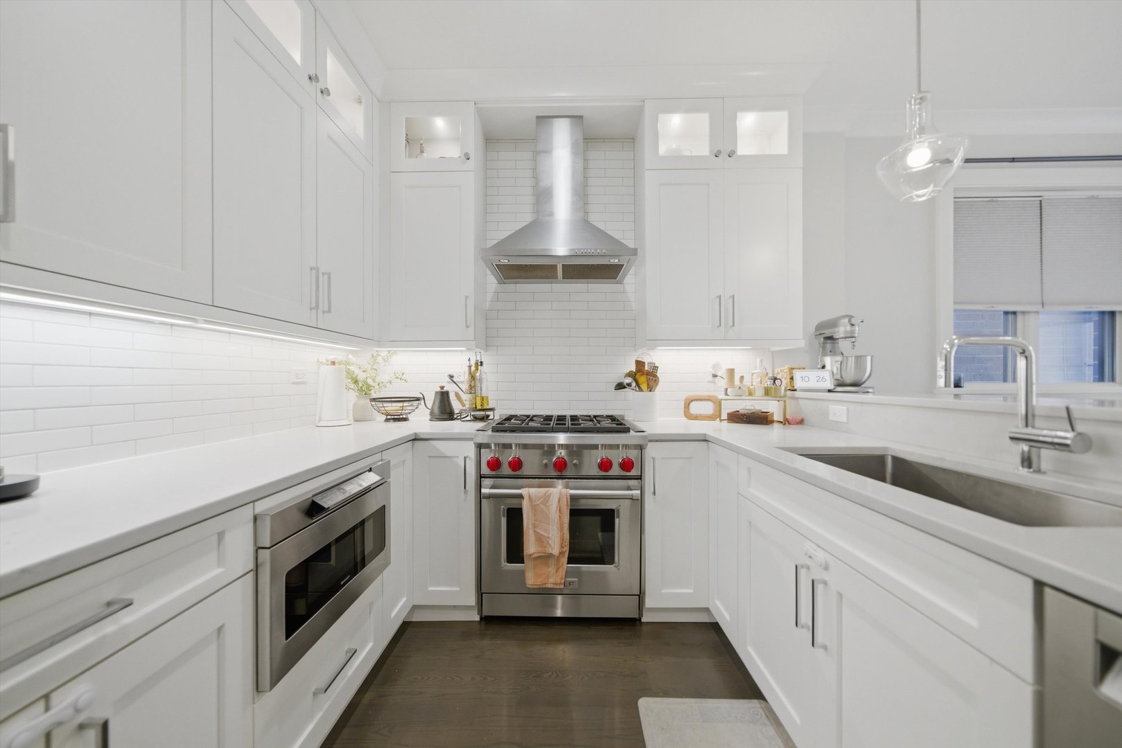 2341 W Roscoe Street Unit: 2W