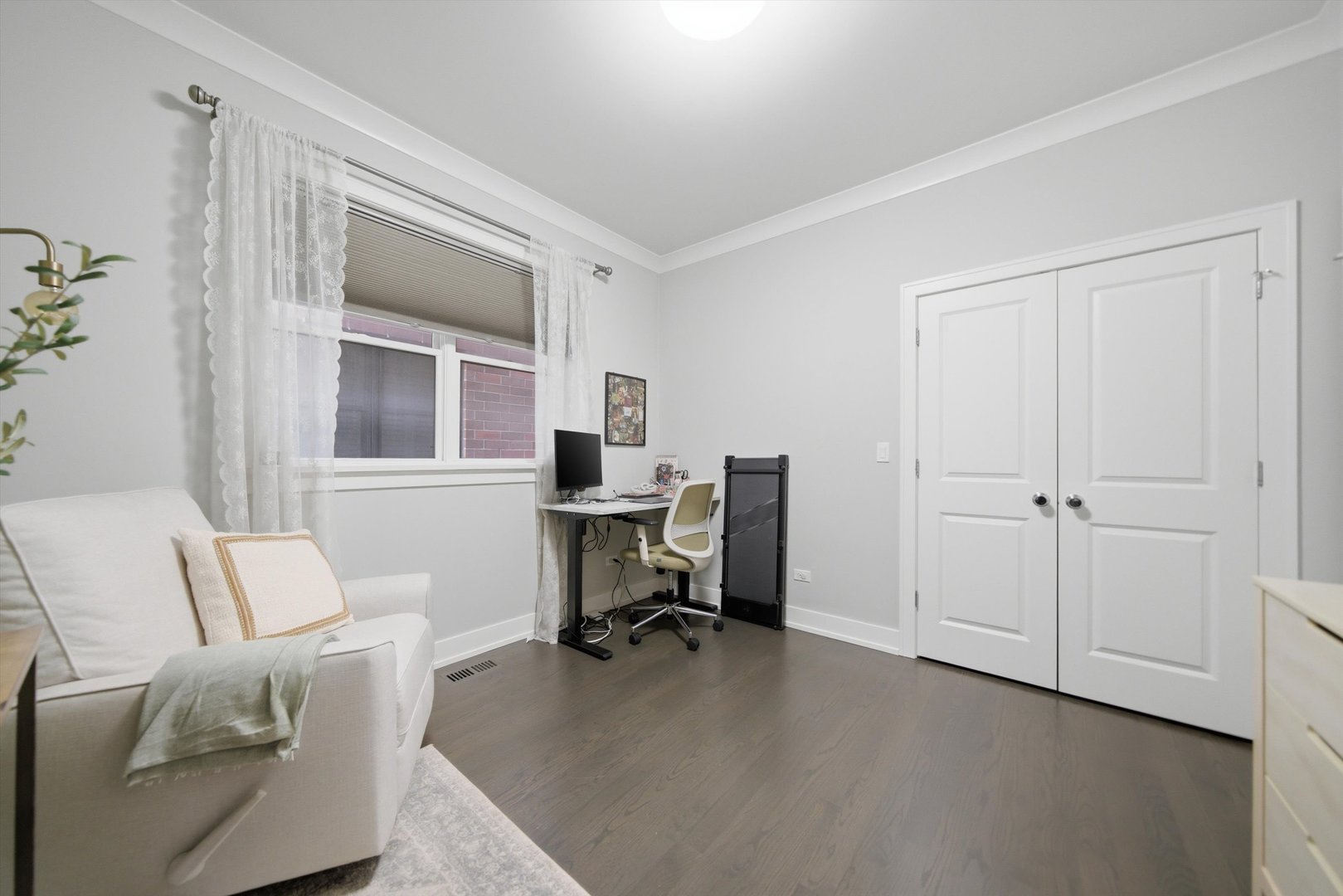 2341 W Roscoe Street Unit: 2W