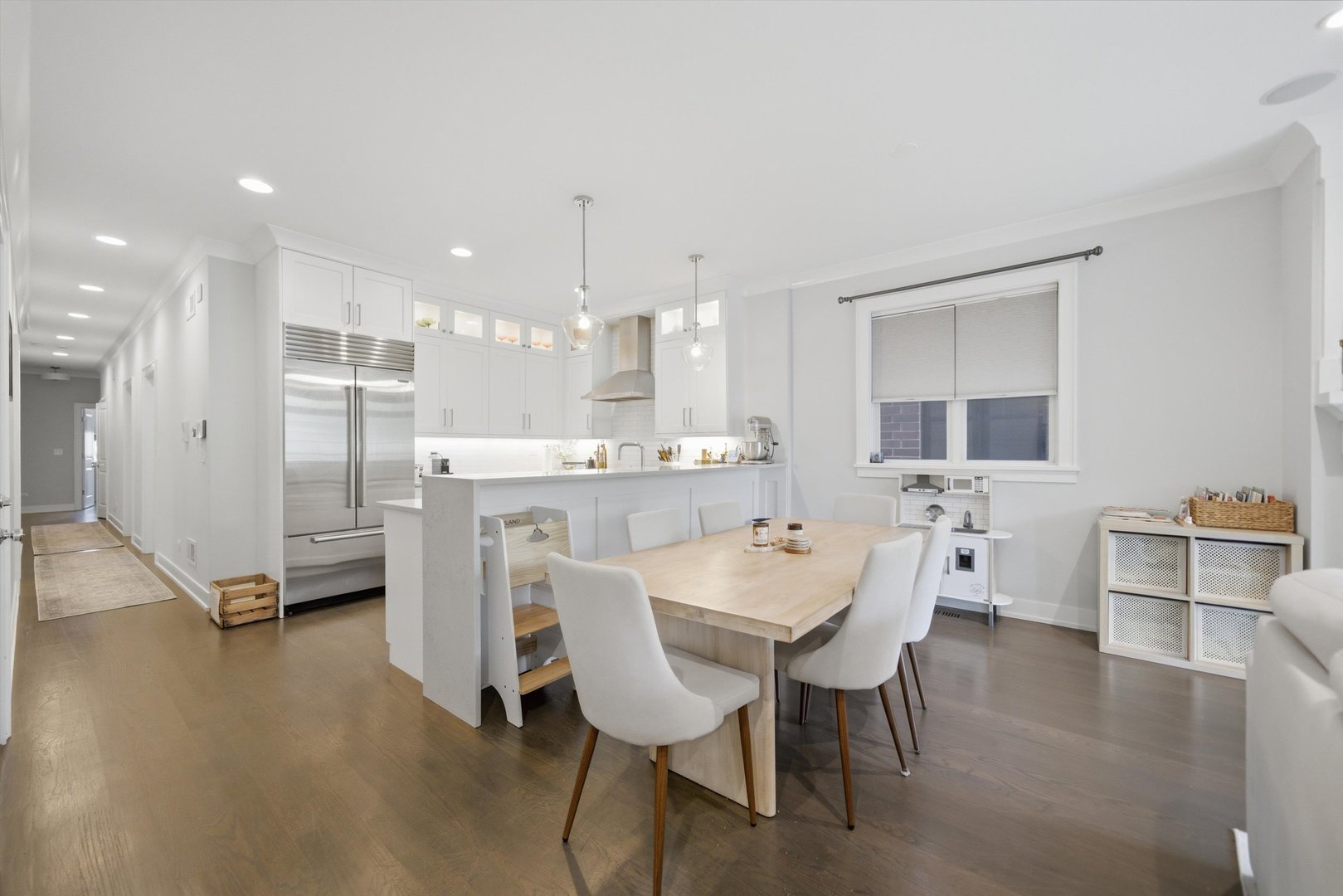 2341 W Roscoe Street Unit: 2W