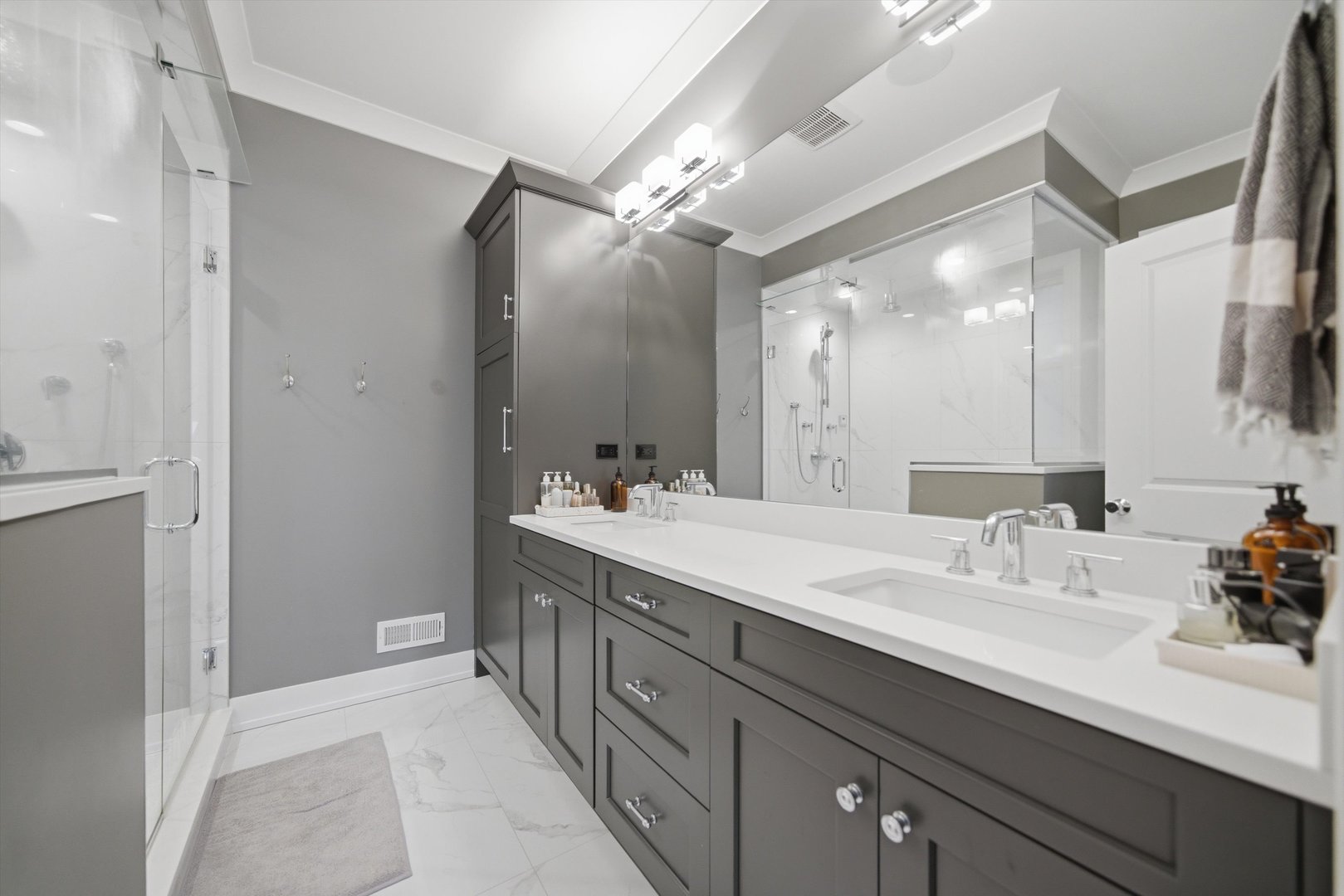 2341 W Roscoe Street Unit: 2W