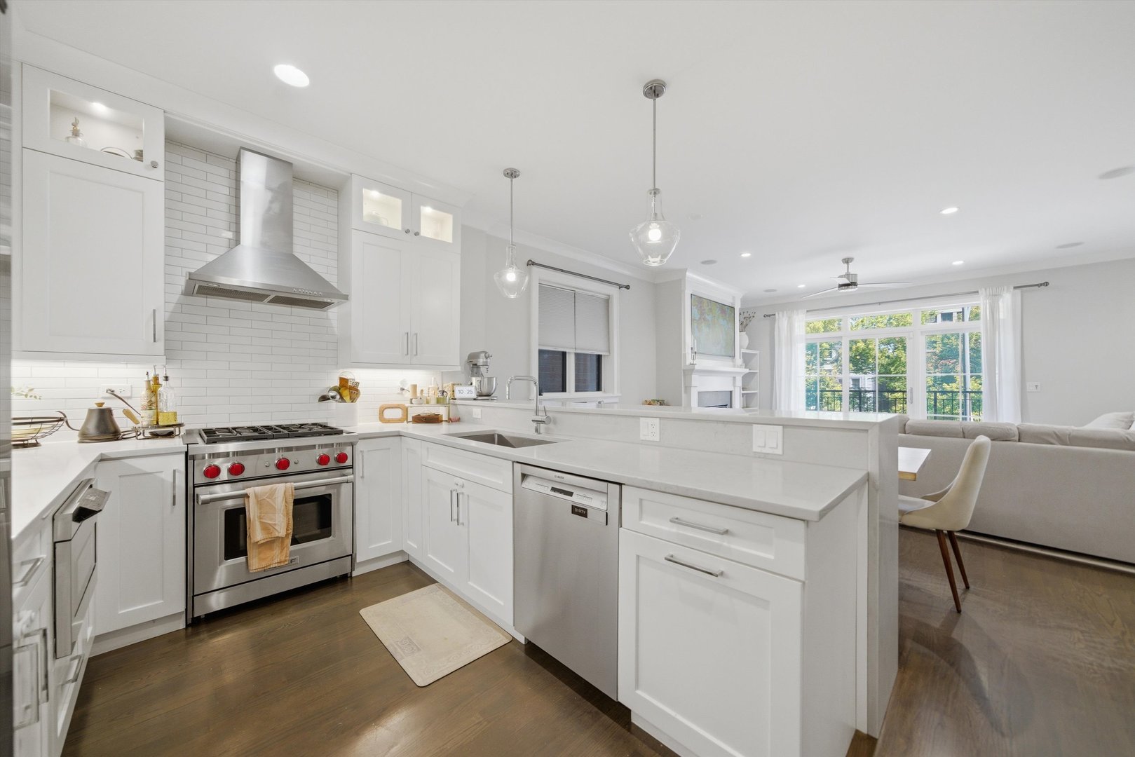 2341 W Roscoe Street Unit: 2W
