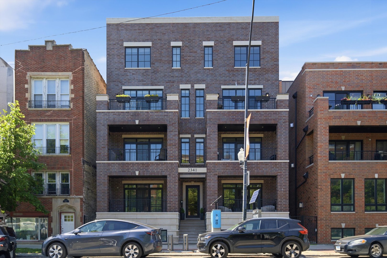 2341 W Roscoe Street Unit: 2W
