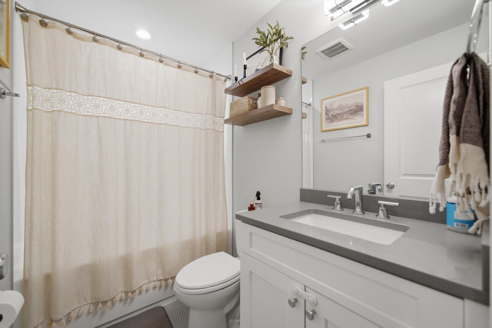 2341 W Roscoe Street Unit: 2W