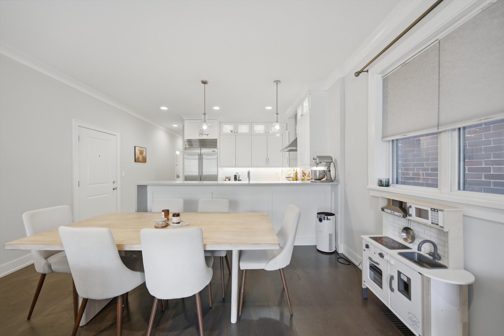 2341 W Roscoe Street Unit: 2W