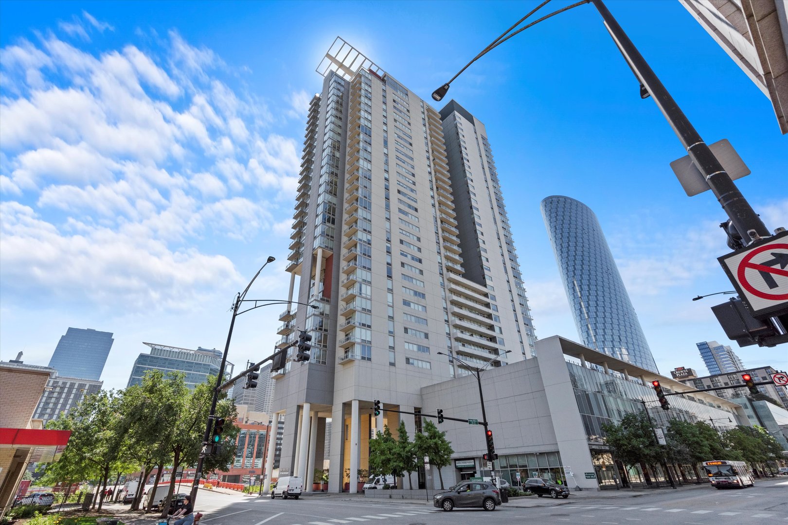 737 W Washington Boulevard Unit: 2804