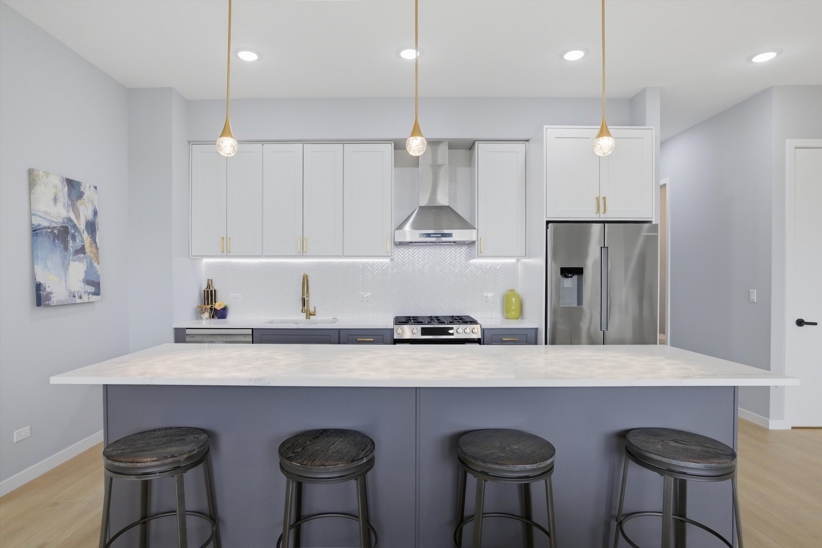 5830 N Lincoln Avenue Unit: 3W